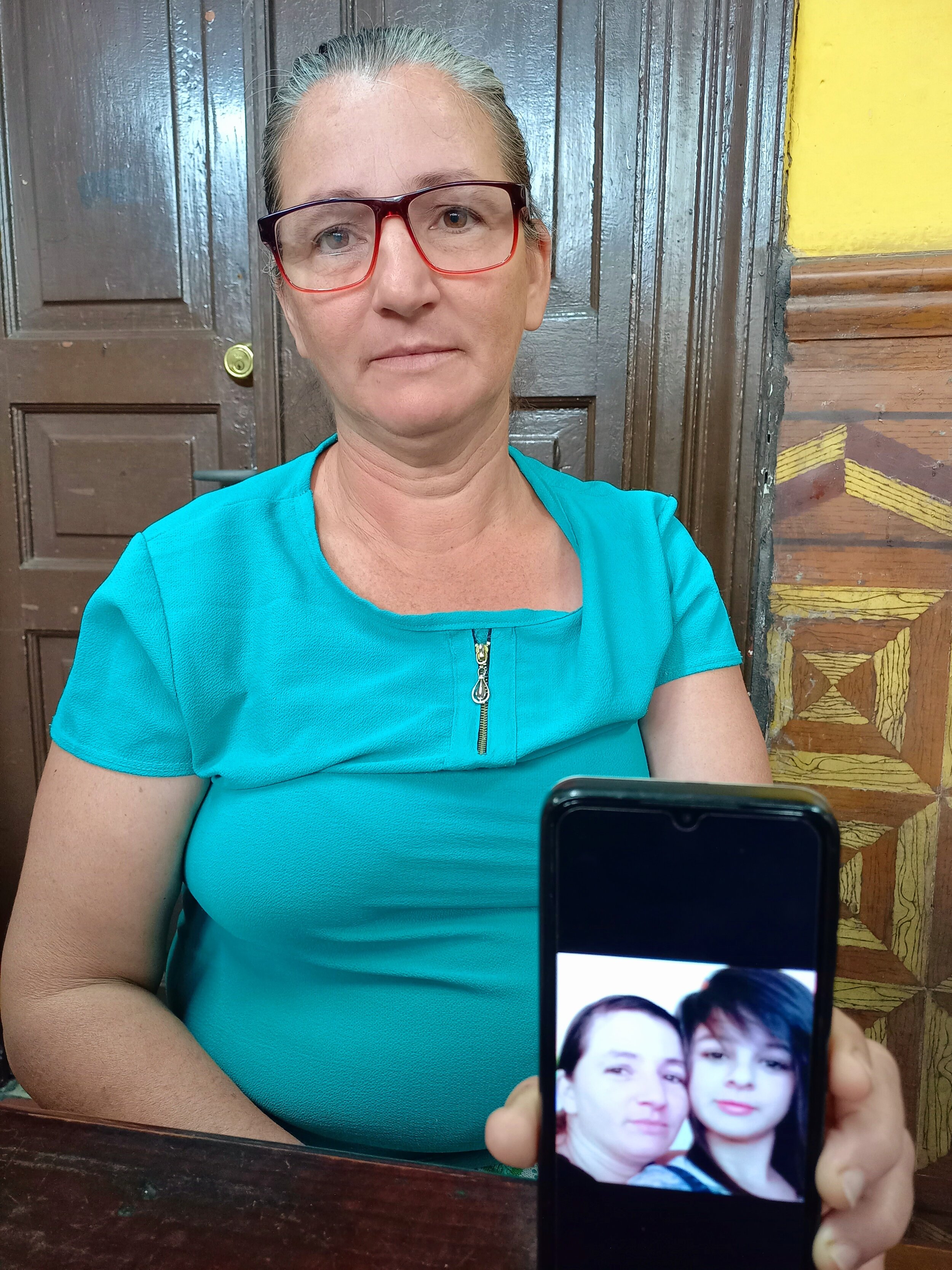  Esmeralda Salguero, madre de Keila López Salguero, muestra la fotografía que guarda en su celular para recordar a su hija. Foto: Violeta Cetino 